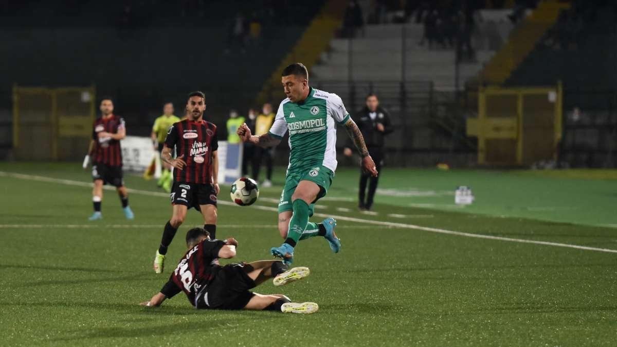 Avellino, beffa ai rigori dopo tre rimonte (3-3): Franco e Tito sbagliano dal dischetto, lupi eliminati a Catanzaro