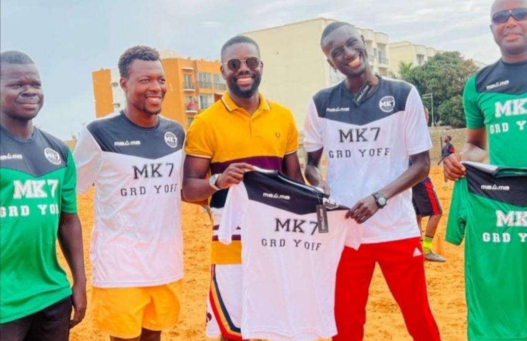 Kanoute torna a Dakar e regala divise da gioco ai suoi concittadini meno fortunati. Un campione anche fuori dal campo
