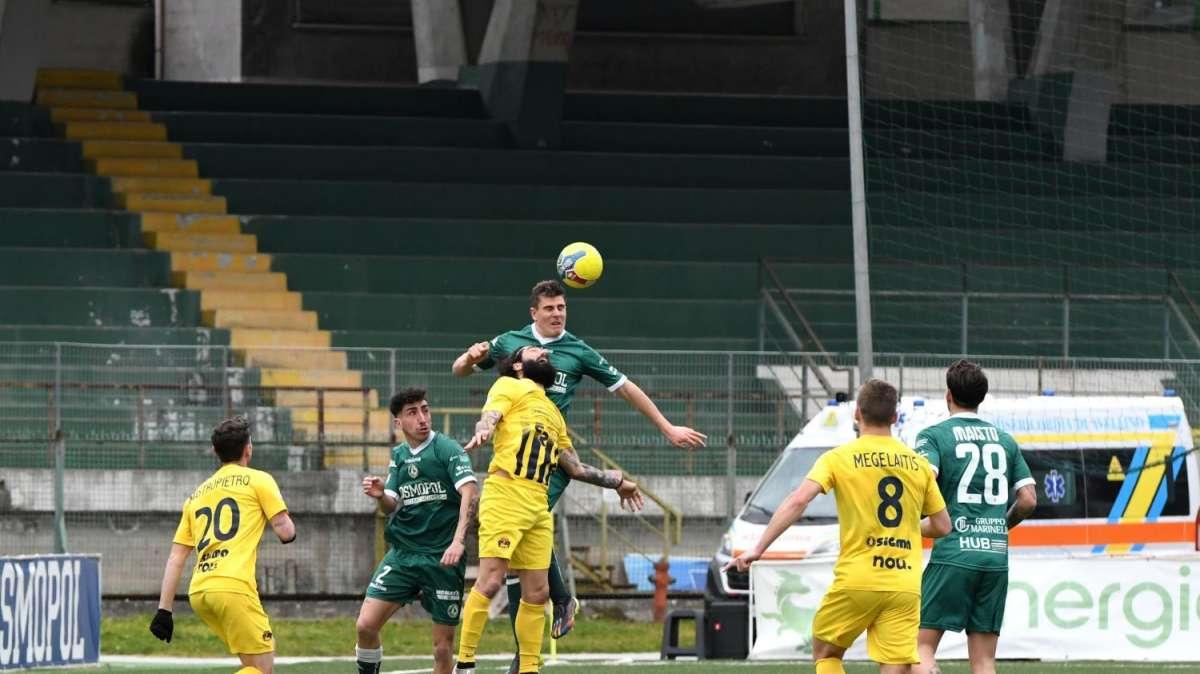 Avellino, la difesa cambia di nuovo pelle: rientra Moretti, due forfait in vista