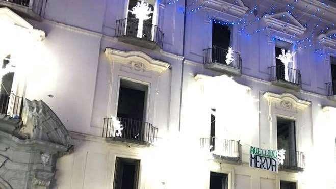 Salerno si "rovina" pensando al derby: striscione offensivo su un balcone 