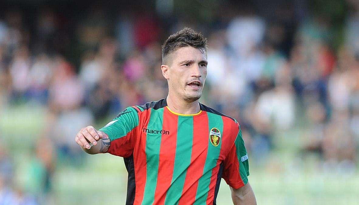 Ingaggiato dalla Ternana Pisacane, il difensore ambasciatore Fifa