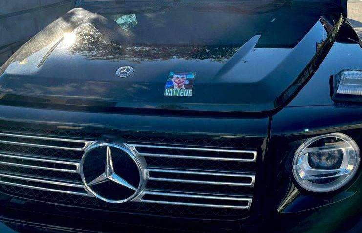 Avellino, incollato un adesivo con la scritta "vattene" sulla macchina del presidente D'Agostino. Analogia con De Laurentiis la scorsa estate