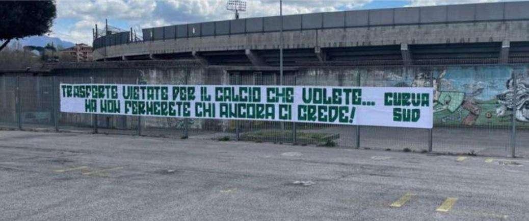 Lo striscione della Sud contro la trasferta vietata ai foggiani