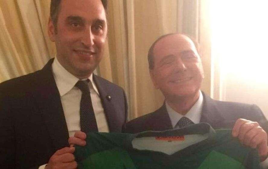 Berlusconi in Campania, Gubitosa gli regala la maglia dell'Avellino