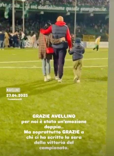 Pasquale Pane festeggia la promozione dei lupi con la famiglia sotto la Curva Sud: "Grazie Avellino"