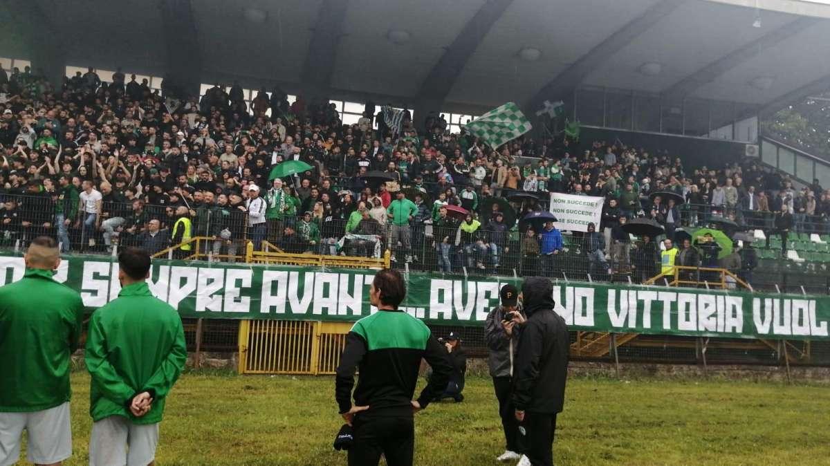 FOTO e VIDEO - La Curva Sud carica l'Avellino in vista dell'esordio nei playoff: "Vogliamo vincere"