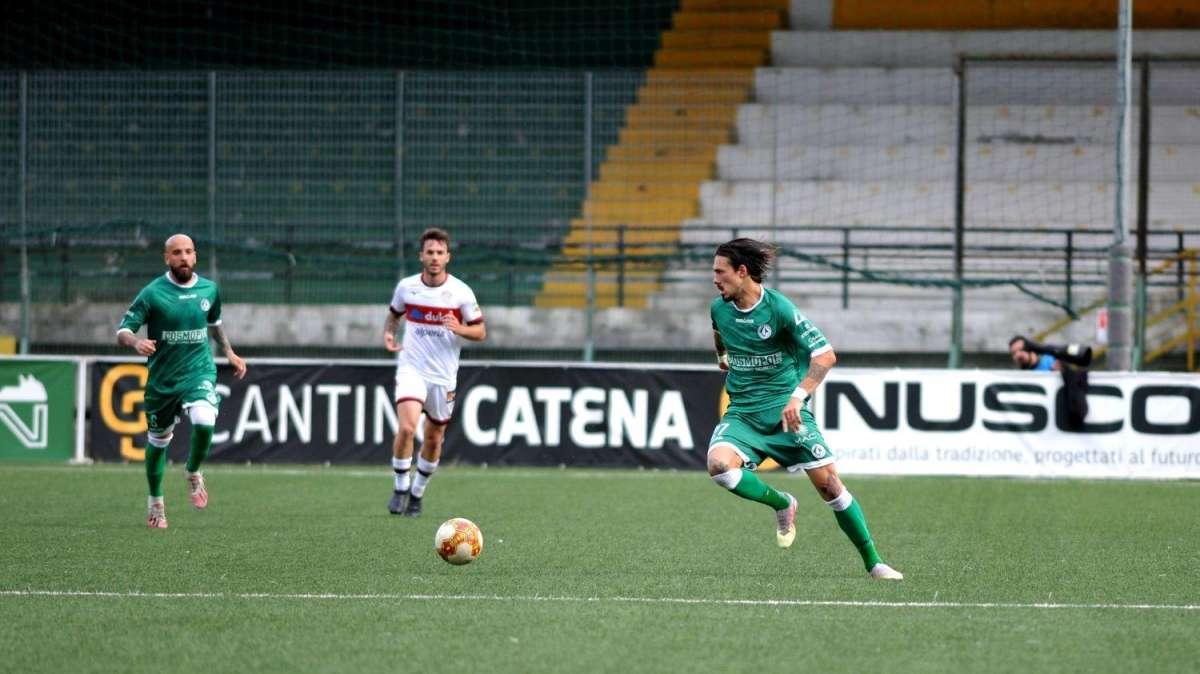 GdS: "Rosso ad Aloi al 27', poi l'Avellino in 10 resiste al Sudtirol". Rizzo e D'Angelo gli mvp