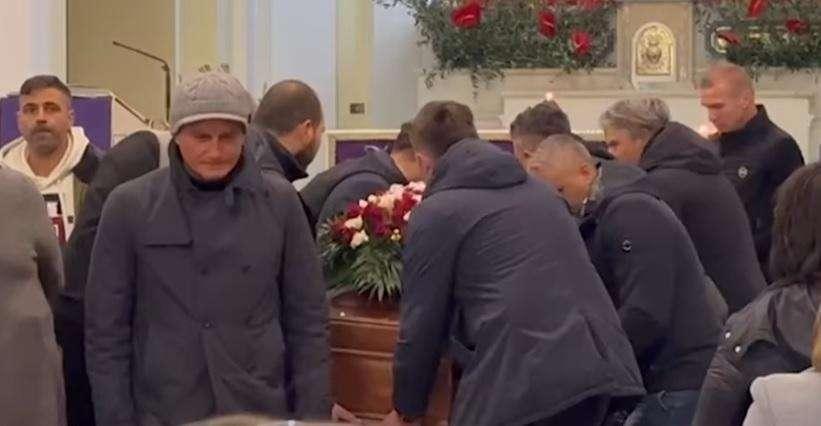 Funerali di Cecere a Carinola: la bara portata in spalla dai suoi ex compagni dell'Avellino