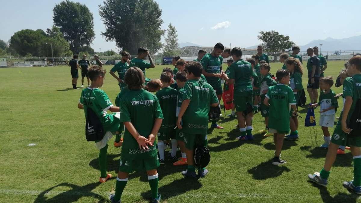 FOTO - Sessione di autografi con i piccoli della cantera biancoverde