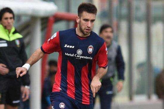 Avellino-Crotone, sfida infinita sul mercato: nel mirino un difensore della Juventus