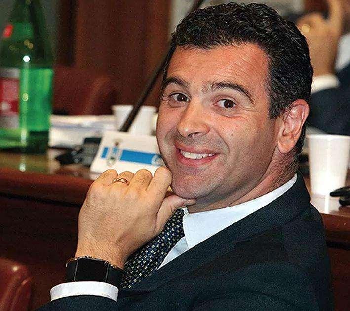 Incredibile! Il Sindaco Festa versa 20mila euro per l'iscrizione della Scandone in B