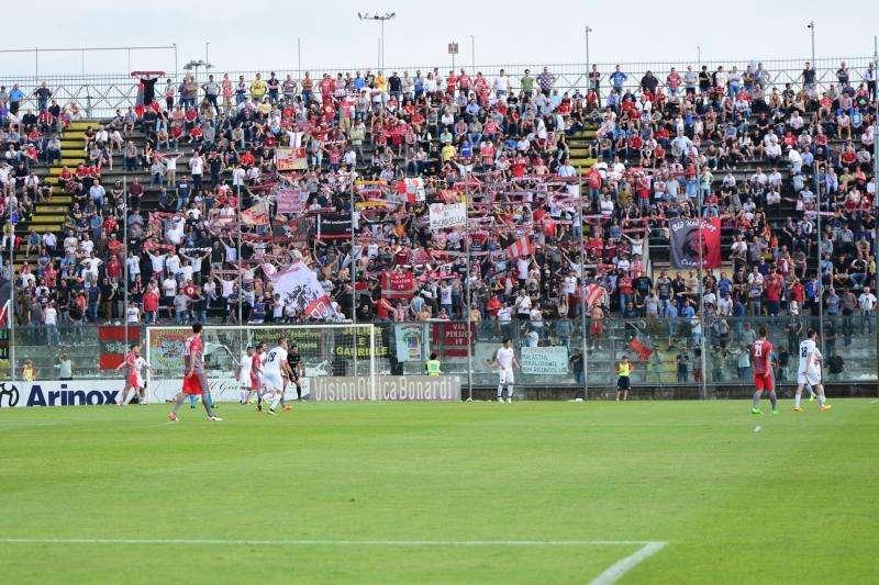 Striscione dei tifosi cremonesi: "Cremona non dimentica, grazie Avellino"