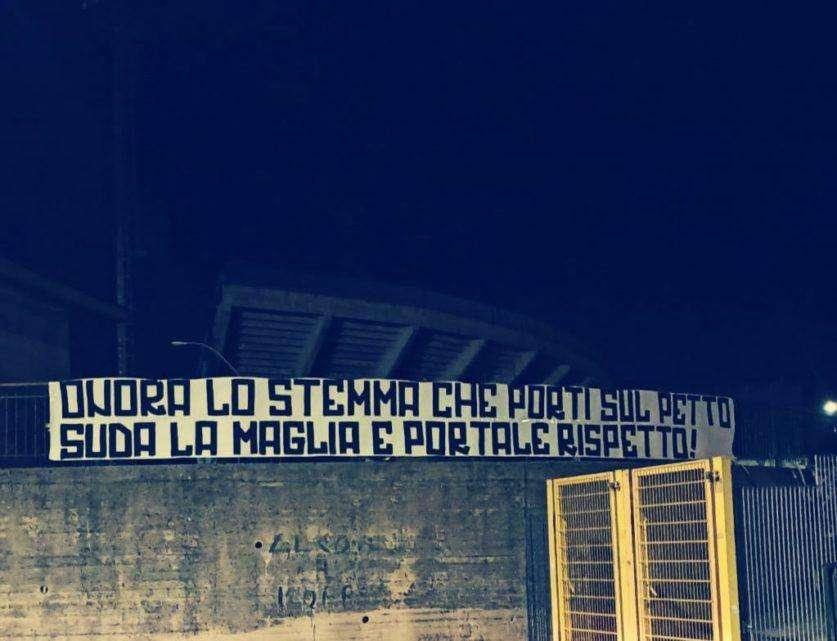 "Onora la maglia e portale rispetto", lo striscione di incitamento alla squadra
