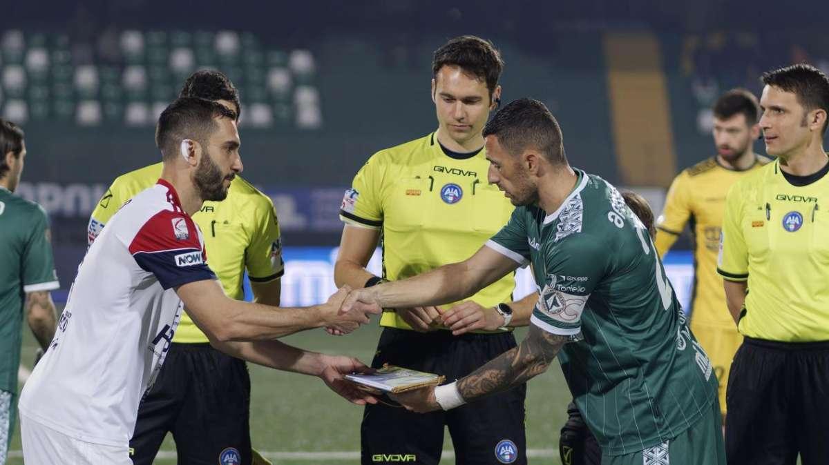 Crotone-Avellino arbitra un fischietto della sezione di Molfetta