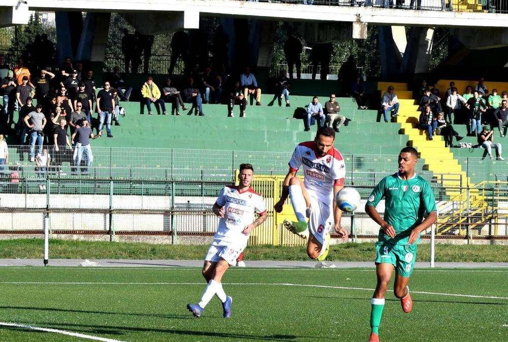 La grinta stavolta non basta: qualche svarione e la mancanza di malizia premiano la capolista Reggina