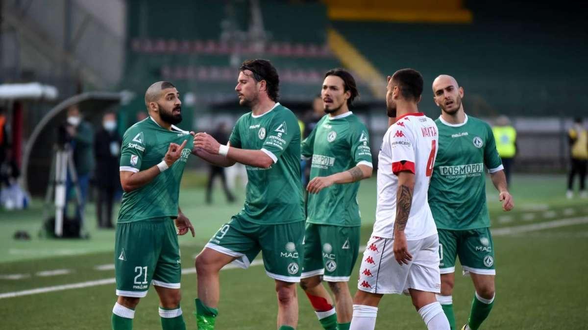 L'Avellino regala il secondo posto al Catanzaro: 1-1 a Cava, 2-2 dei calabresi col Monopoli