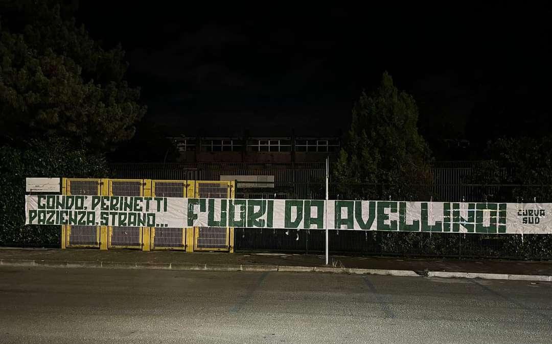 La contestazione della Curva Sud: spuntano due striscioni al Partenio-Lombardi