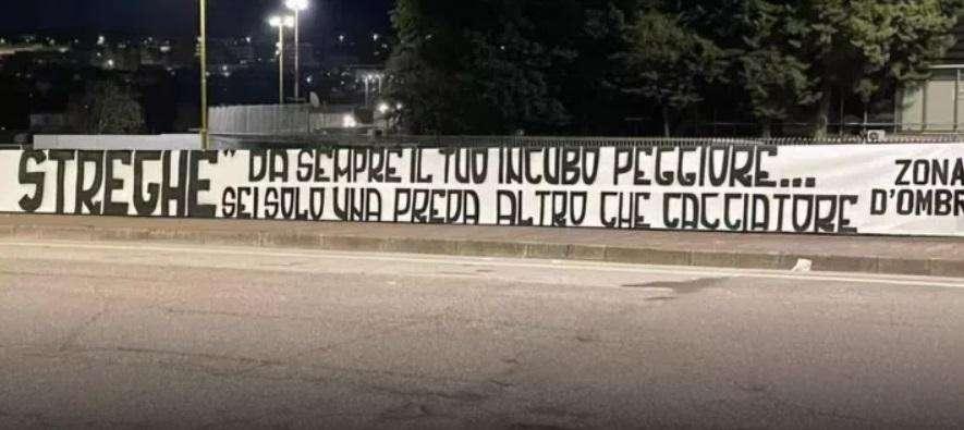 Lo striscione dei tifosi del Benevento: "Caccia alle streghe. Da sempre il tuo incubo peggiore. Sei solo una preda, altro che cacciatore"
