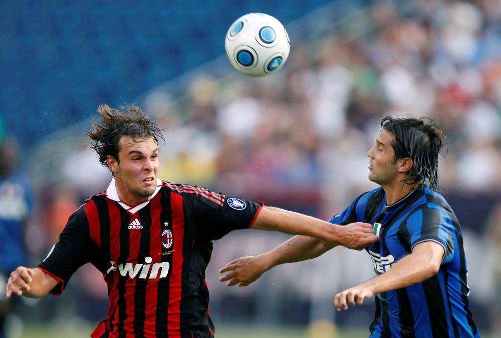 Zigoni in un contrasto con Chivu