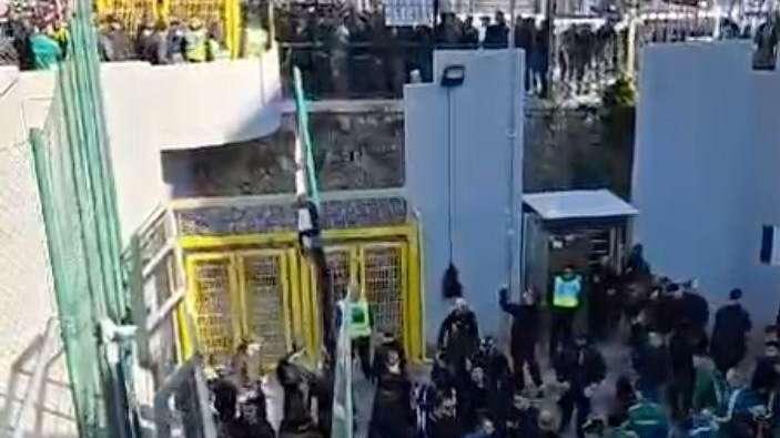 VIDEO - Tifosi irpini fatti entrare in ritardo e attimi di tensione all'esterno del 'Viviani'