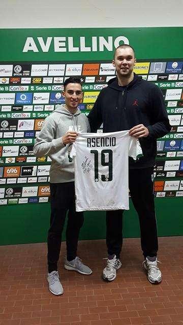 Calcio, basket e solidarietà: Fesenko vince l'asta di beneficenza e si aggiudica la maglia di Asencio