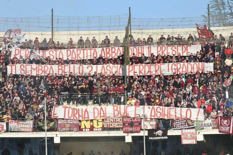 Bombe carta verso il settore ospiti, la Salernitana rischia la squalifica del campo