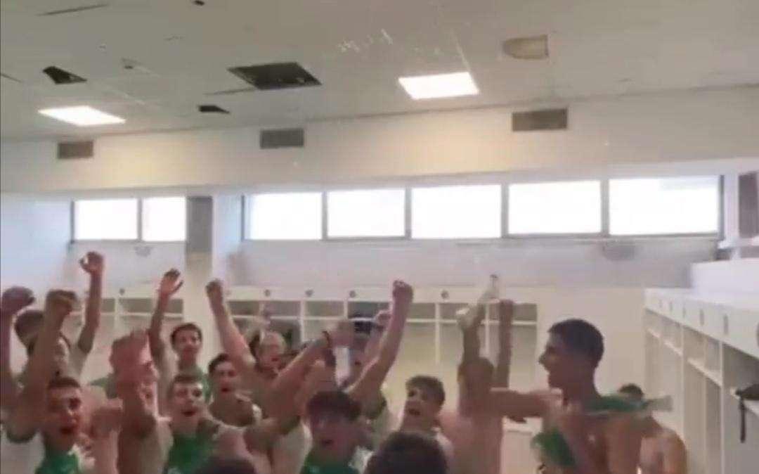 Avellino, la festa dell'Under 17 dopo la qualificazione alle final four, con un tormentone del momento. Il video
