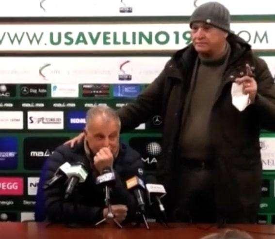 Di Somma irrompe il conferenza stampa e sfotte Braglia: "Ti batto sempre"