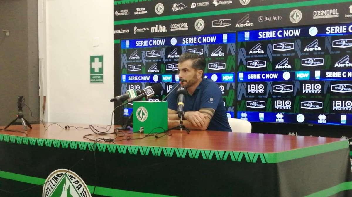 Tisci: "Abbiamo saputo soffrire. Giocare per un'ora con un uomo in meno è stata dura. L'Avellino e i tifosi, con questa categoria c'entrano poco"