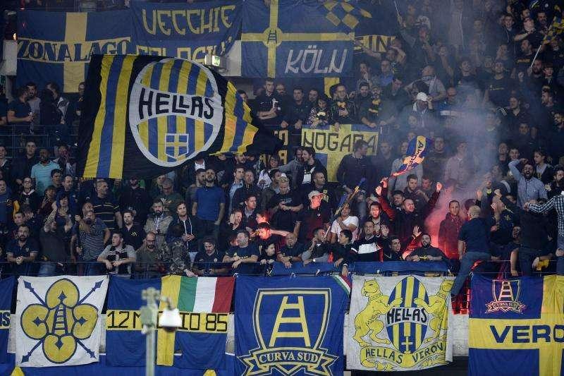 La tifoseria dell'Hellas non si smentisce, cori durante il minuto di raccoglimento e tentativo di scontri