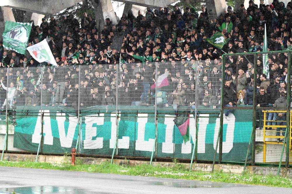 Danni alle navette adibite al trasporto dei tifosi irpini