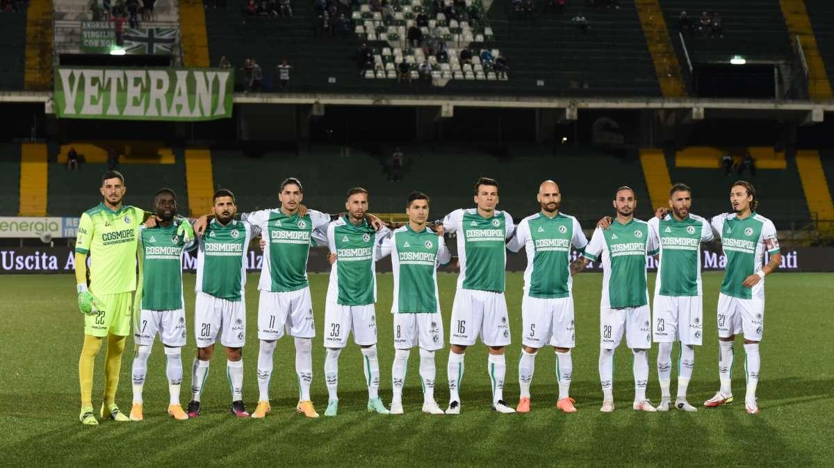 Avellino, buona la quinta. Le rivali frenano. Il ritorno della Sud. Crederci è d'obbligo