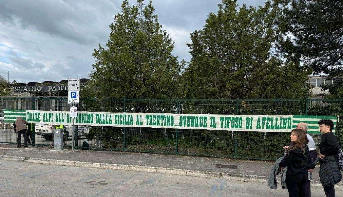 Furto allo stadio, sparisce lo striscione "Dalle Alpi all'Appenino...": la denuncia del proprietario