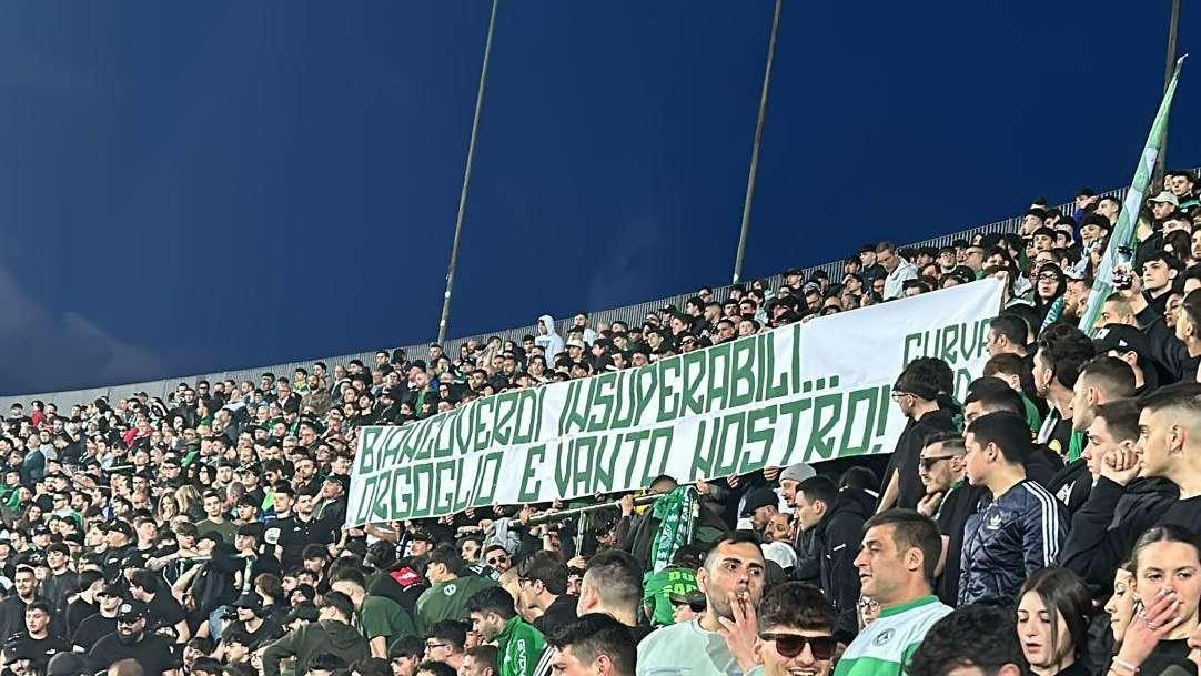 Lo striscione della Sud agli Insuperabili: "Orgoglio e vanto nostro"