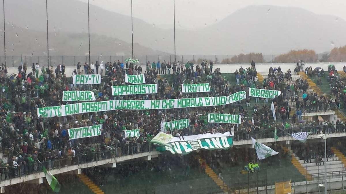 La contestazione della Sud non risparmia nessuno