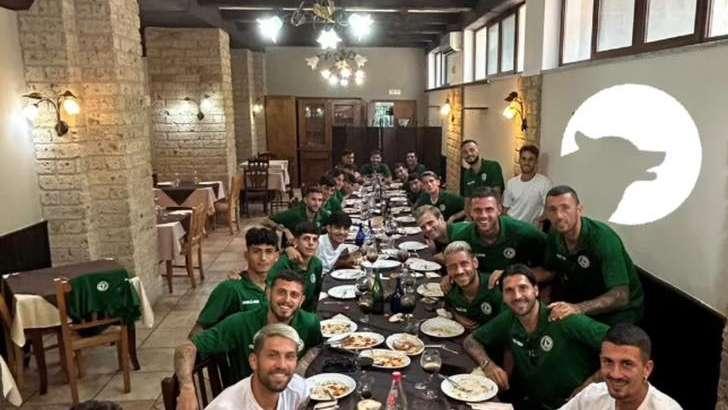 FOTO - Giorno di riposo, i lupi si ritrovano a tavola: volti sorridenti e gruppo unito