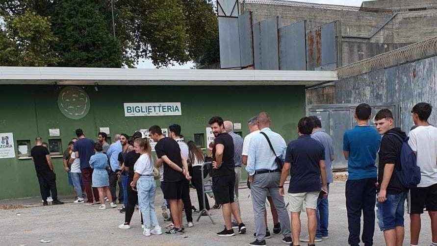 Prevendita iniziata e lunghe file ai botteghini: caccia al biglietto per Avellino-Foggia