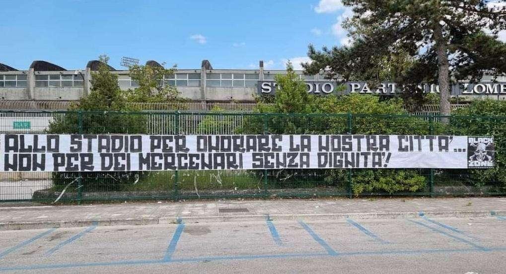 Nuovo striscione al Partenio: "Allo stadio per onorare la nostra città, non per dei mercenari senza dignità"