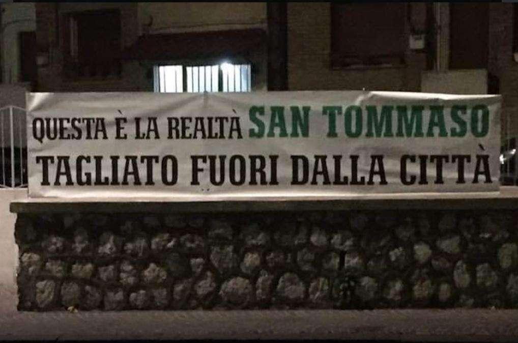 Striscione dei tifosi del San Tommaso: "Tagliati fuori dalla città" 