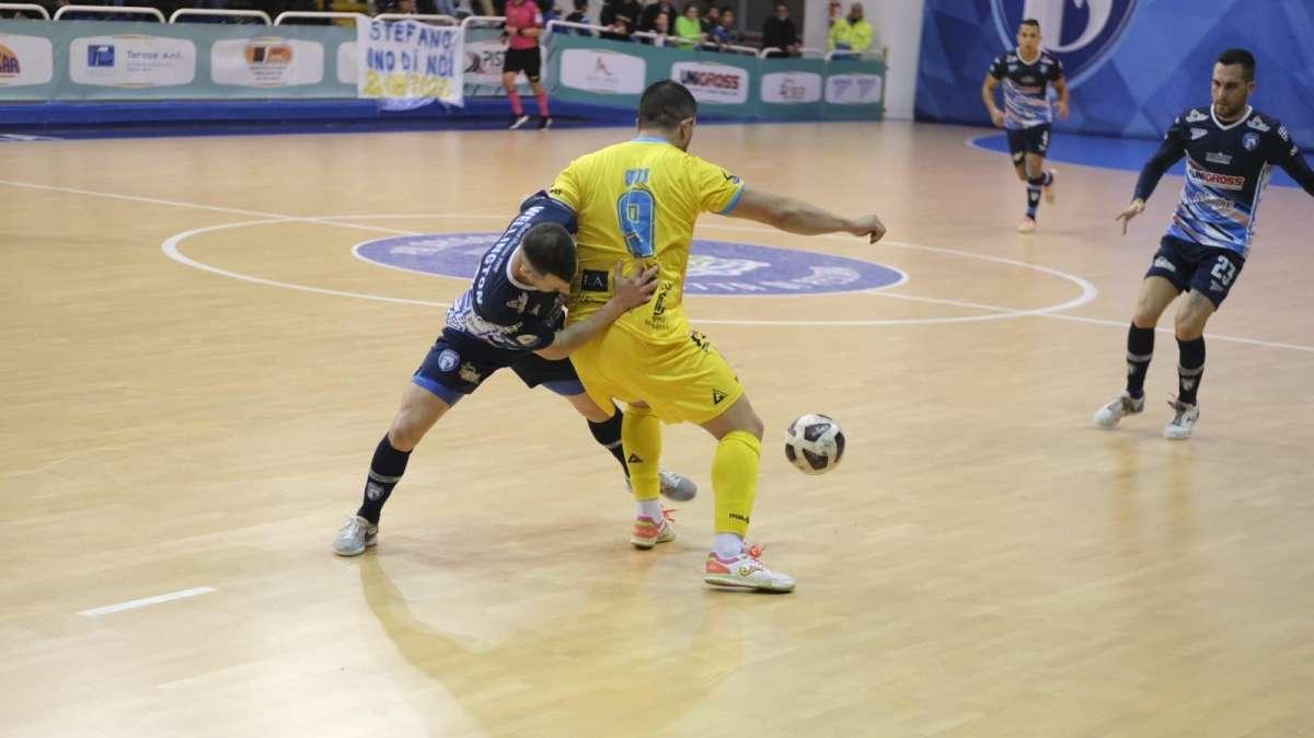 Sandro Abate con tante assenze. Il Futsal Pescara non dà scampo agli irpini e vince 7-2
