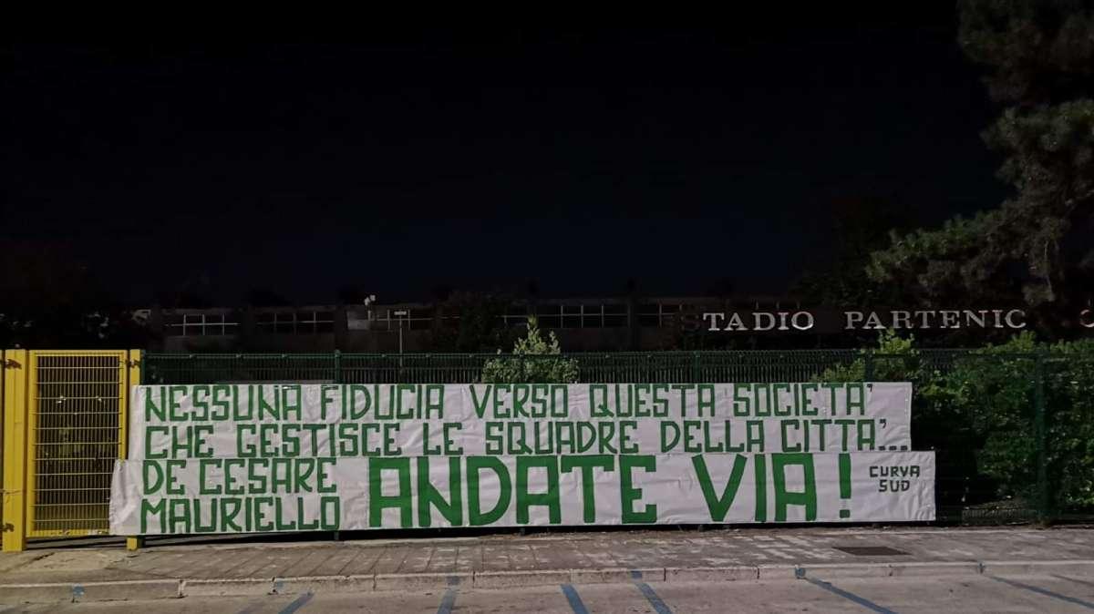 Curva Sud contro De Cesare e Mauriello: nuovi striscioni al Partenio-Lombardi