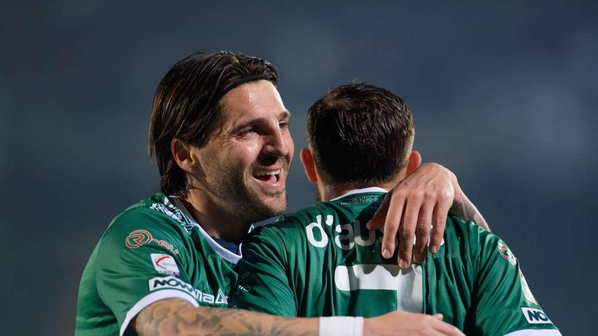 FISCHIO FINALE - Patierno al 90' fa esplodere il Partenio. L'Avellino batte il Crotone 2-1 e tiene vivo il campionato