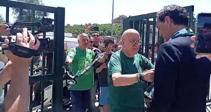 La tradizione continua: il tifoso Patrizio accoglie Nesta con simboli scaramantici