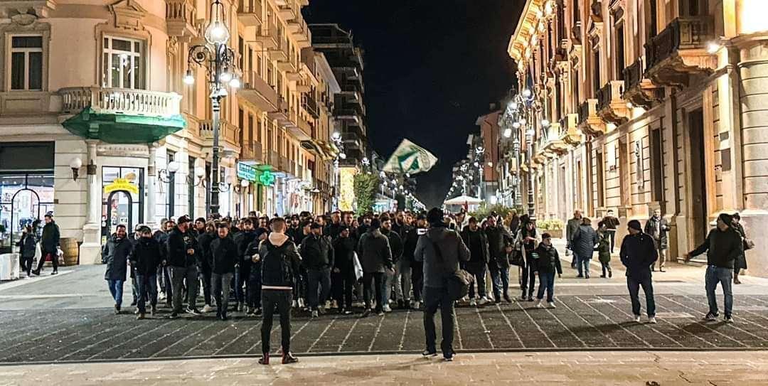 Corteo per le vie della città: la Sud ricorda il terremoto dell'80