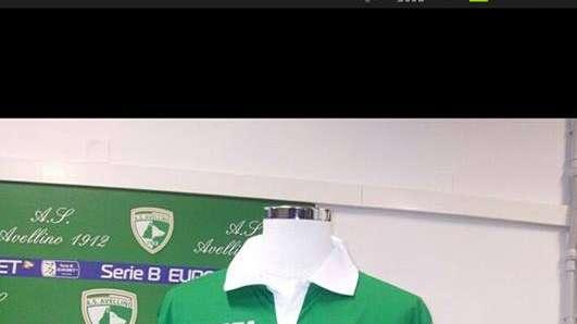Presentata la nuova maglia in versione "vintage" e pantaloncini bianchi