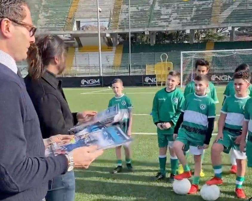 De Vito e Giovanni D'Agostino regalano album Panini ai piccoli calciatori biancoverdi
