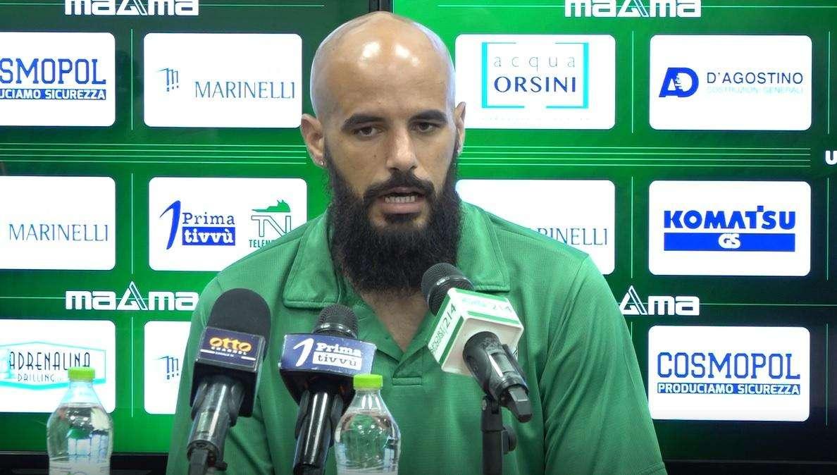 Niente gagliardetto con il logo, perché Aya è scaramantico. I tifosi sui social: "Toglietegli la fascia di capitano"