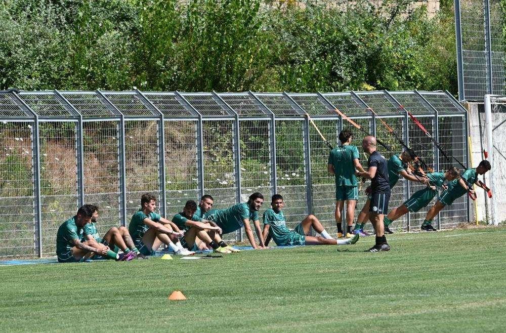 Ritiro Avellino day 12: seduta in piscina per i lupi dopo l'amichevole di ieri. Nel pomeriggio lavoro tattico al campo