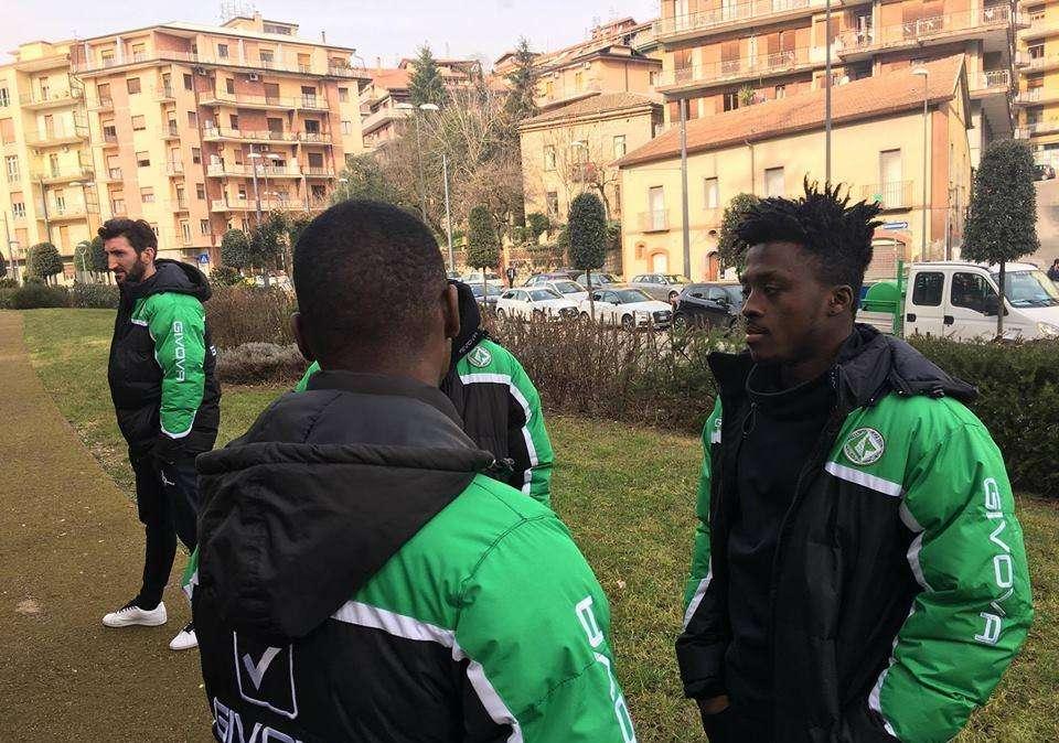 L'Avellino e il decoro urbano: Verde e compagni impegnati a ripulire Piazza Kennedy