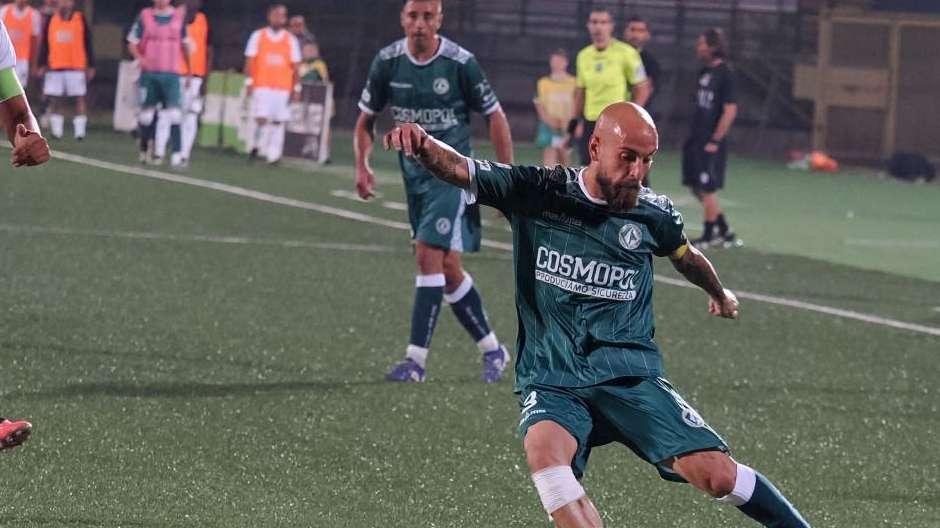 FISCHIO FINALE - Primo gol e prima vittoria: decide Tito, nel finale fioccano i cartellini rossi